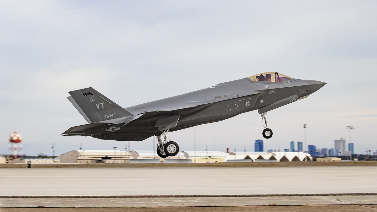 F-35 ‘Overwhelmed’ By Pilot Attempts To Save It (Corrected)