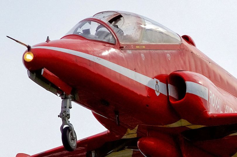 Anvendt Rationel Maladroit British Red Arrows Pilot Survives Bird Strike At 100 Feet, 400 MPH - AVweb