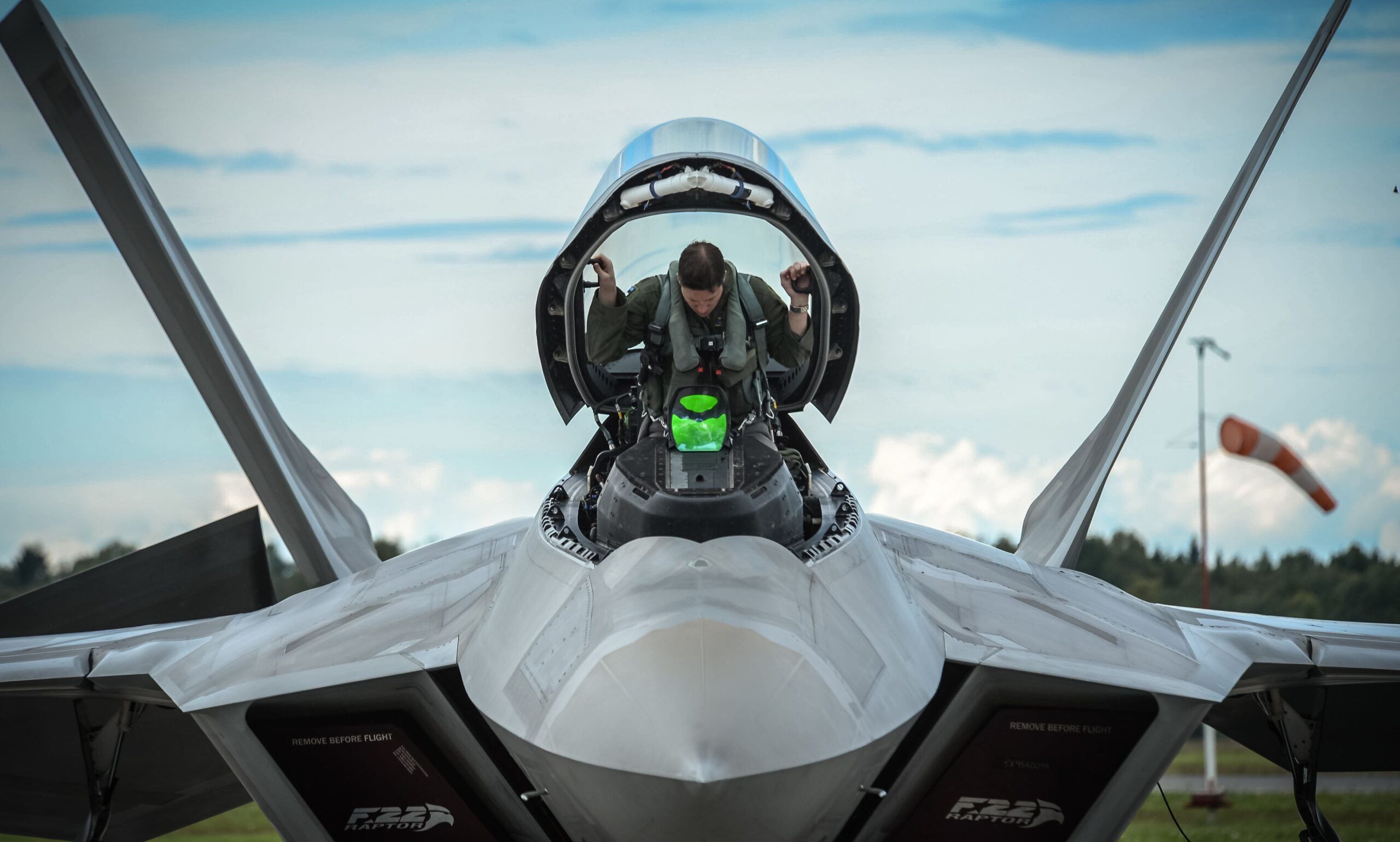 Air Force Is Offering Up to $600,000 in New Bonuses to Keep Experienced  Aviators on the Job
